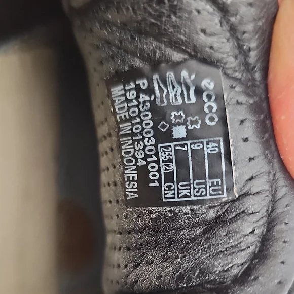 Ecco Black Leather Women's Sneakers Size 9 Extra Width - Picture 7 of 9